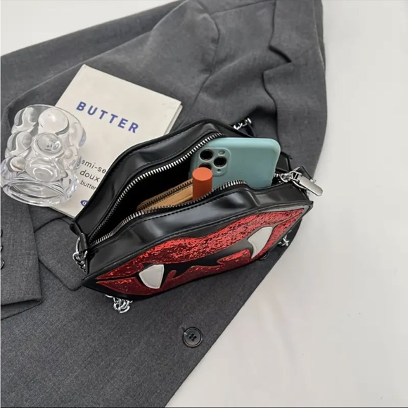 🆕 Y2K Punk-Inspired Vampire Lip Crossbody Bag with Sequin Detail - Halloween - Picture 7 of 13